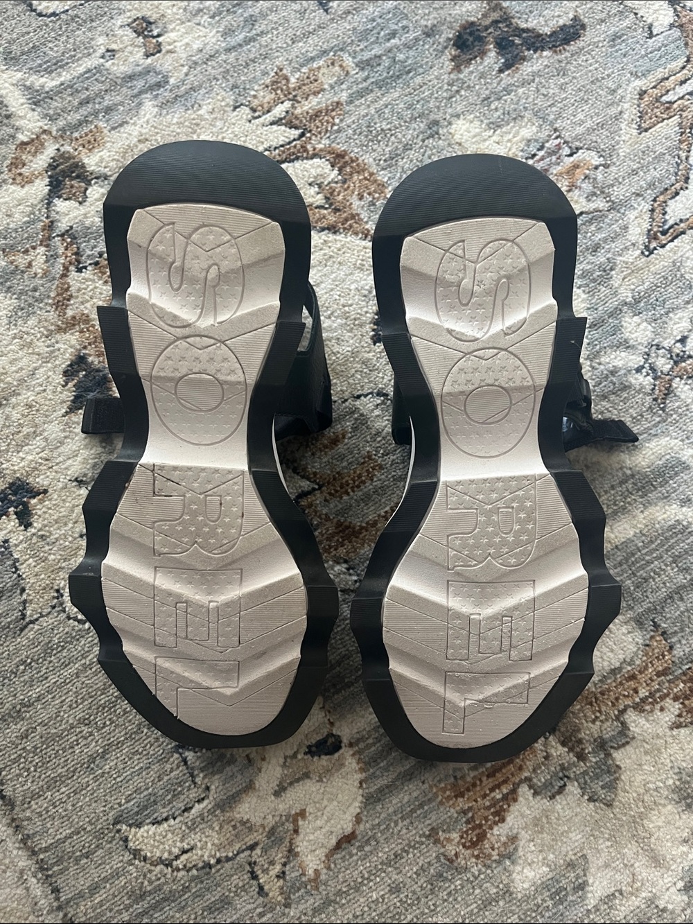 Sorel Black/White Sport Sandals with White Soles 8.5 excellent condition. - Picture 4 of 6